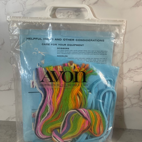 VINTAGE 1973 AVON Creative Needlecraft Blue Moo Crewel Pillow Kit Cow Birds Read - Picture 2 of 2